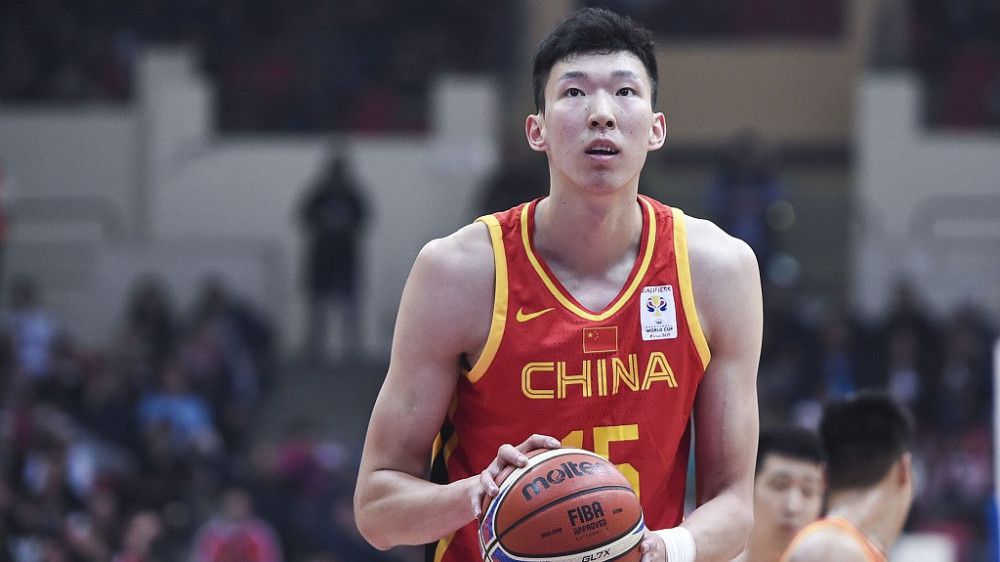 可是因为蹲的太久，她现在连站都站不起来。